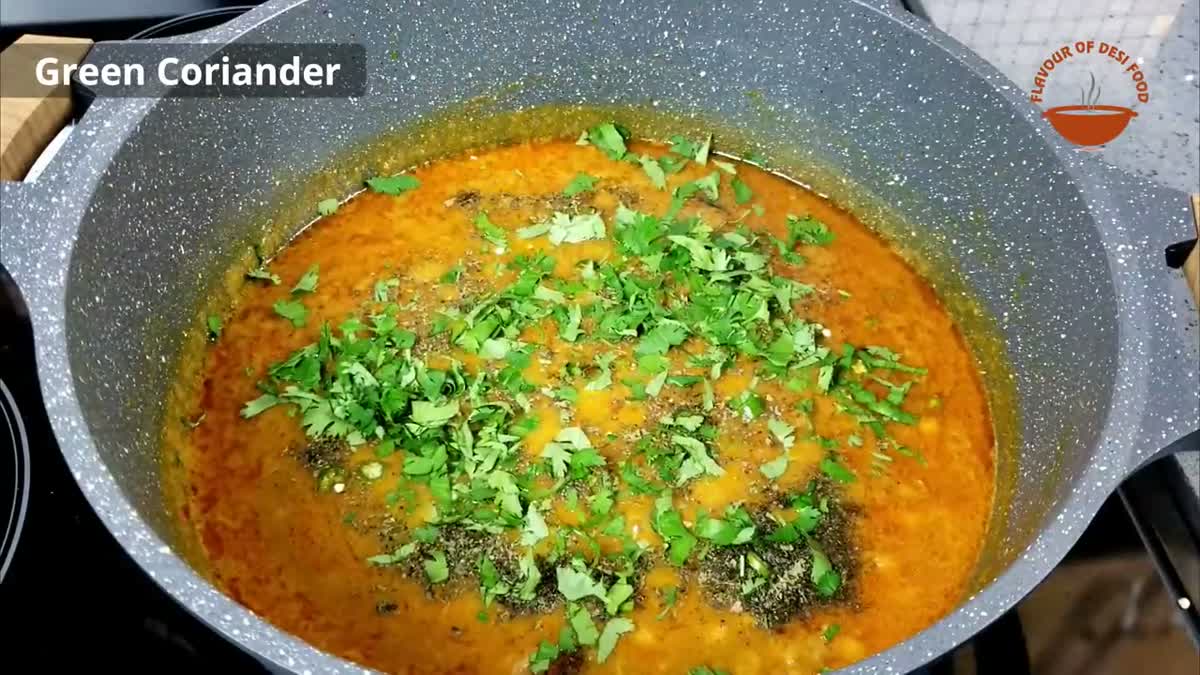 Finished chikar cholay topped with fresh coriander